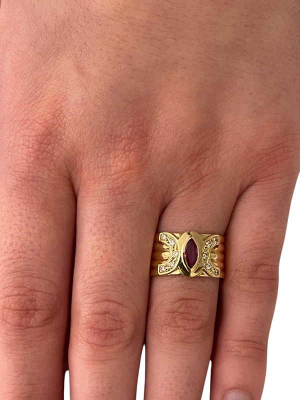 Sortija de Oro Amarillo 18 quilates con Cinco Aros. - Imagen 3