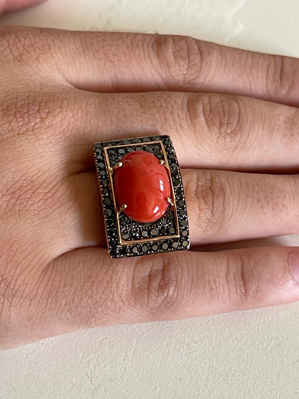 Sortija de Oro con Diamantes Negros y Coral. - Imagen 8