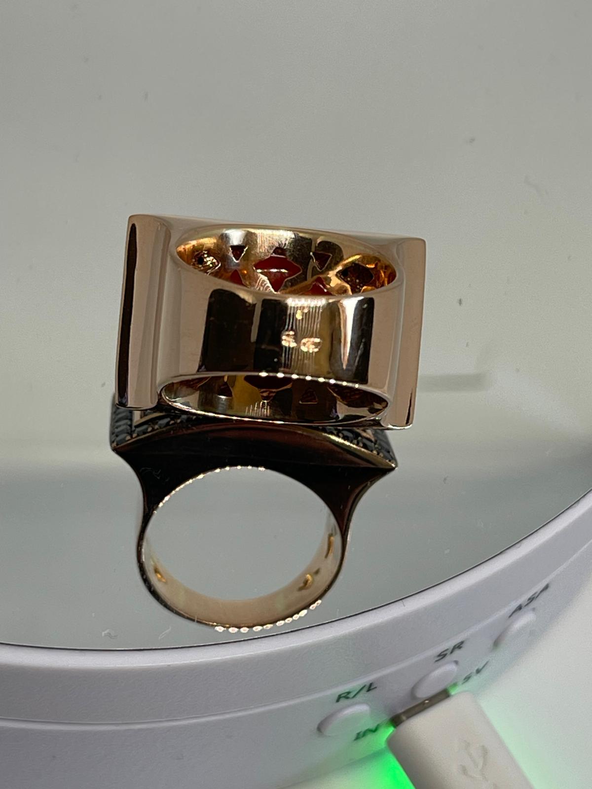 Sortija de Oro con Diamantes Negros y Coral. - Imagen 7