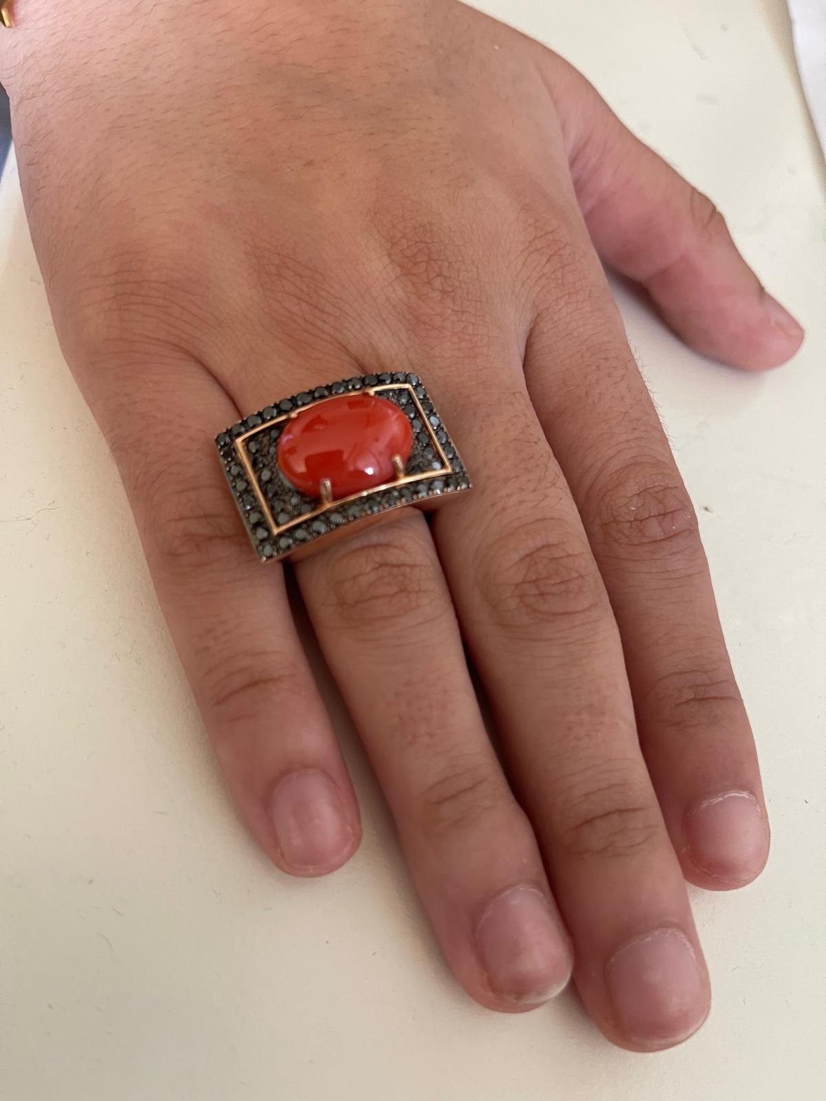 Sortija de Oro con Diamantes Negros y Coral. - Imagen 2