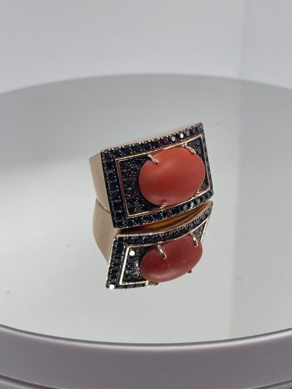 Sortija de Oro con Diamantes Negros y Coral. - Imagen 2