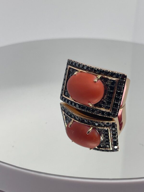 Sortija de Oro con Diamantes Negros y Coral. - Imagen 4