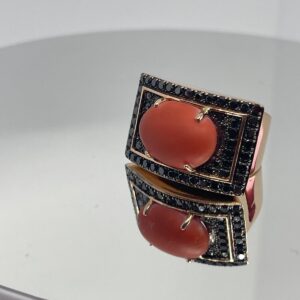 Sortija de Oro con Diamantes Negros y Coral.