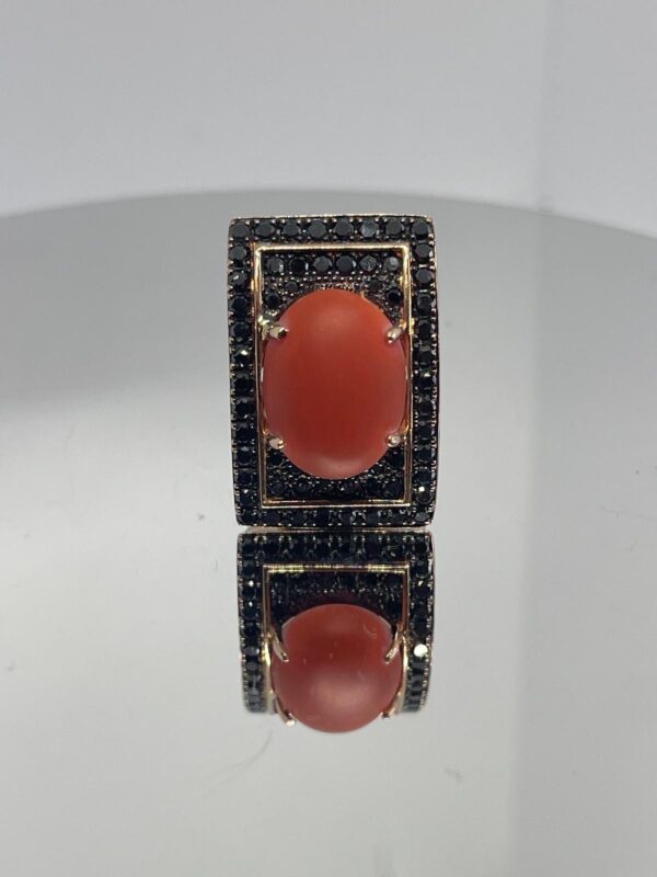 Sortija de Oro con Diamantes Negros y Coral. - Imagen 6
