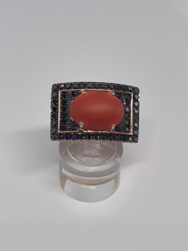 Sortija de Oro con Diamantes Negros y Coral. - Imagen 7