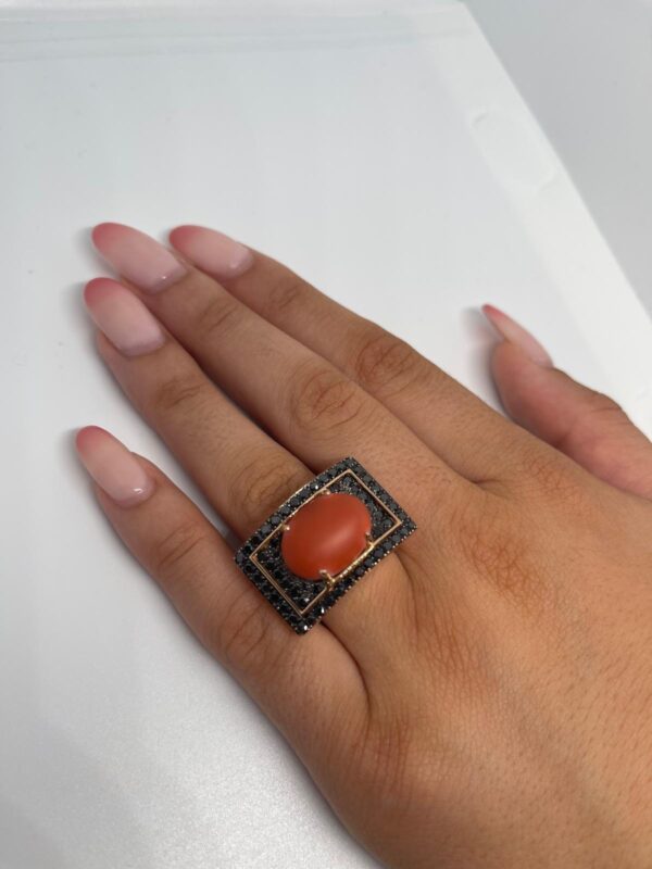 Sortija de Oro con Diamantes Negros y Coral. - Imagen 9