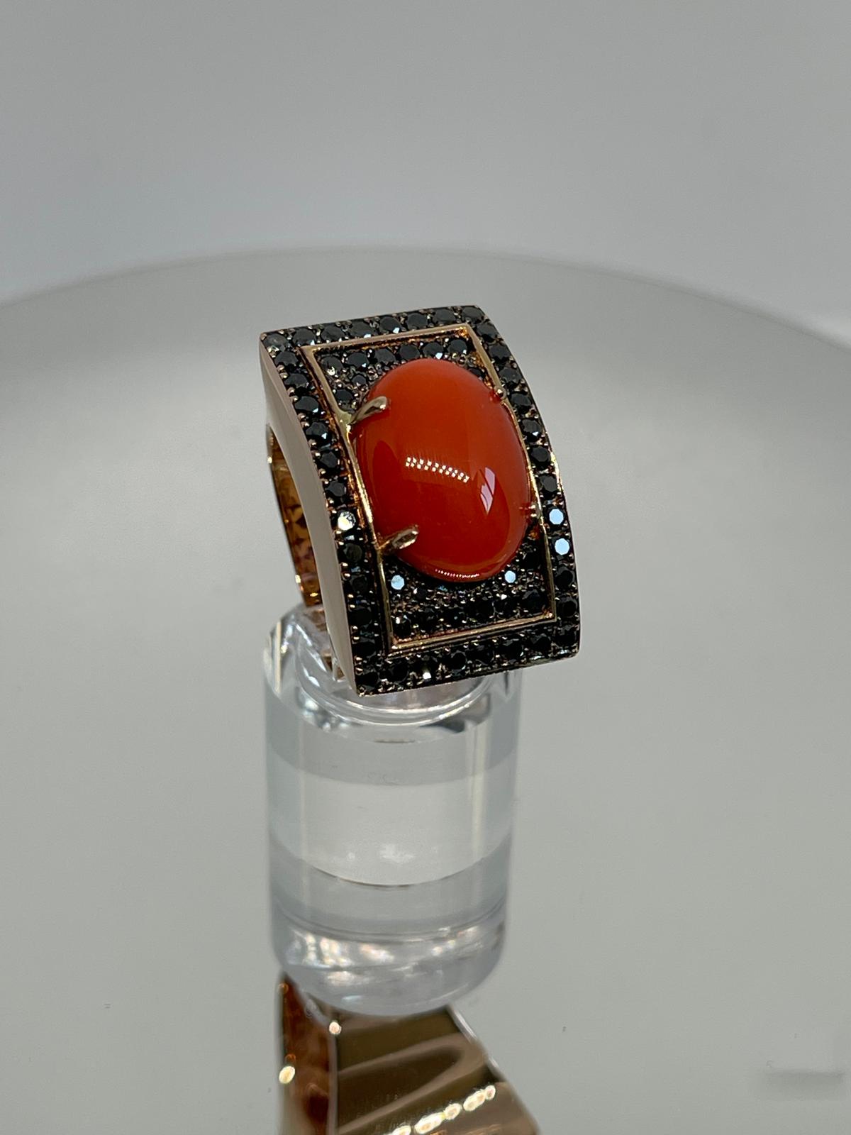 Sortija de Oro con Diamantes Negros y Coral.