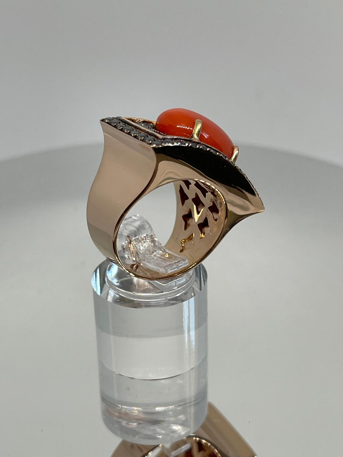 Sortija de Oro con Diamantes Negros y Coral. - Imagen 3