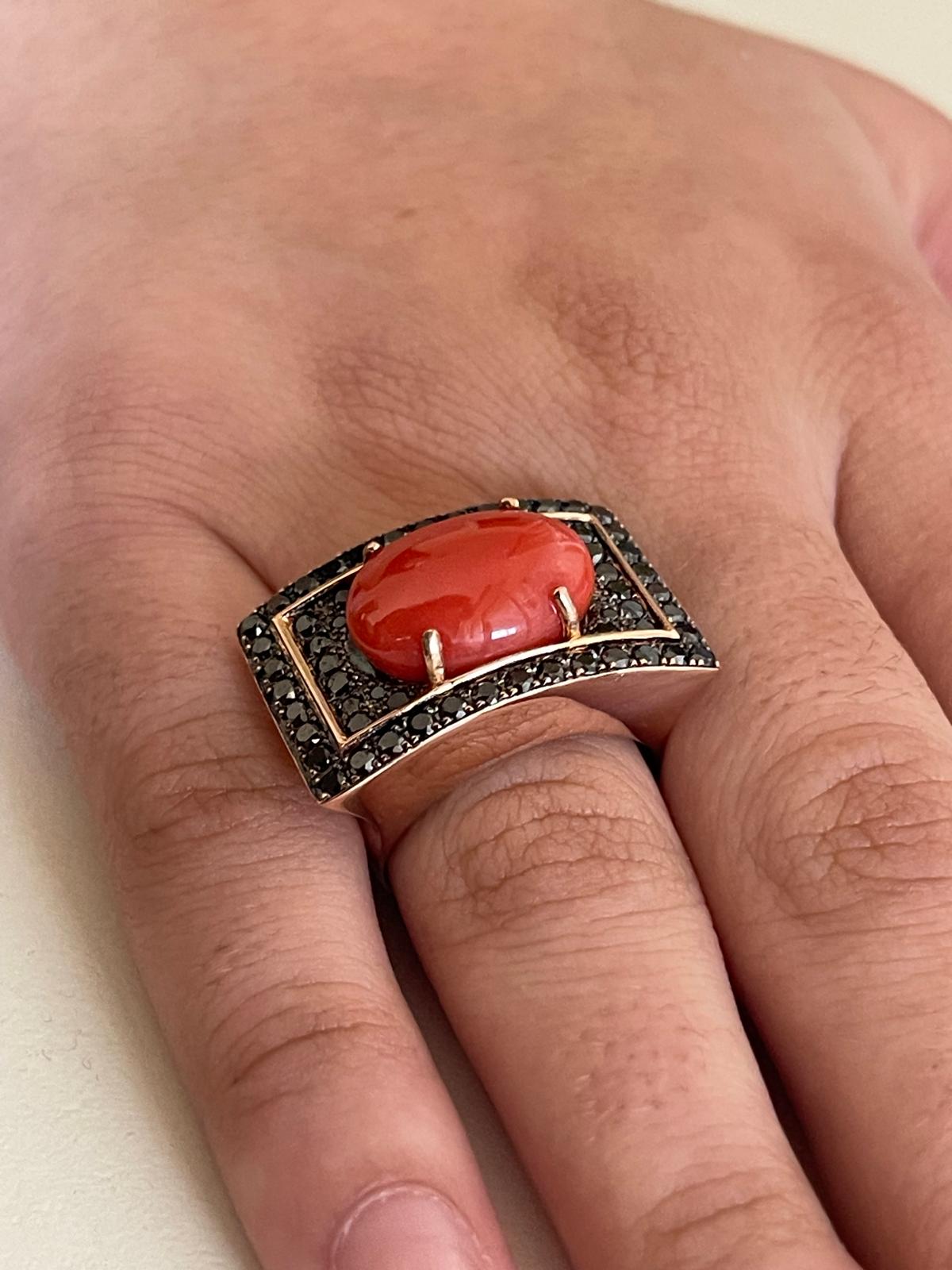 Sortija de Oro con Diamantes Negros y Coral. - Imagen 6