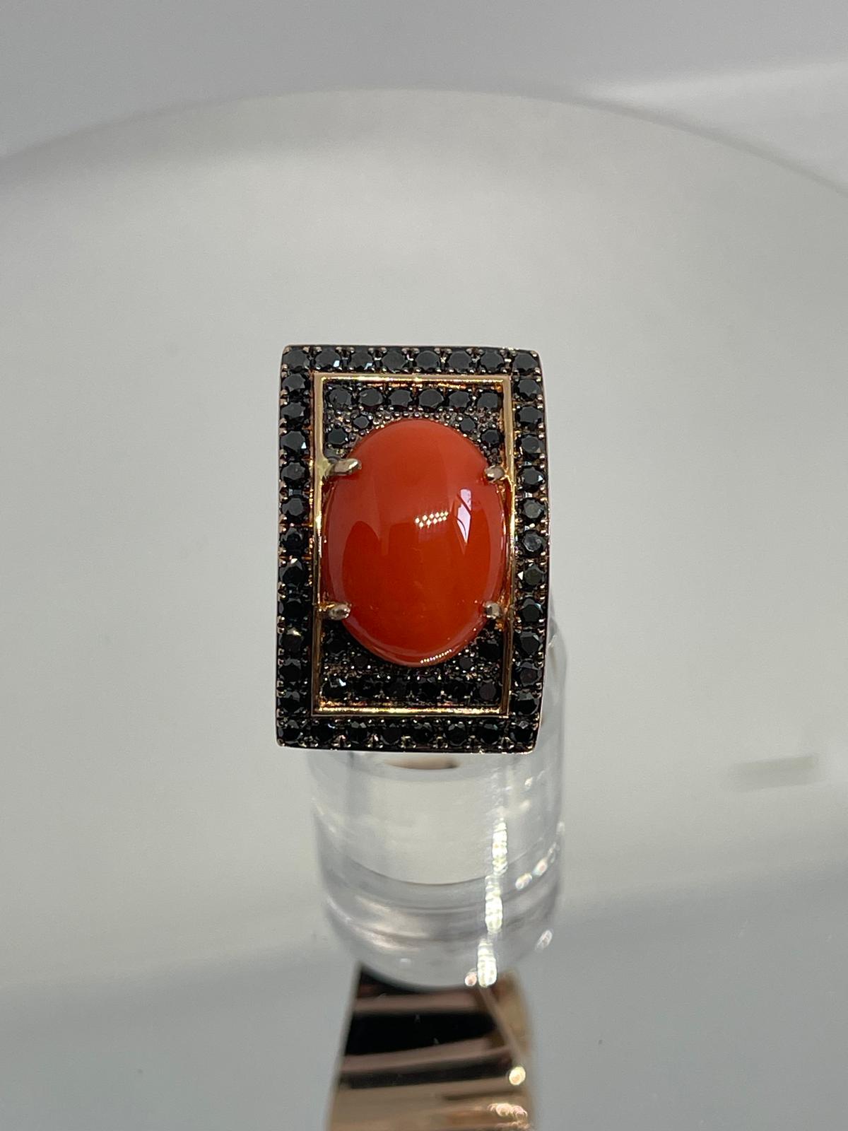 Sortija de Oro con Diamantes Negros y Coral. - Imagen 4