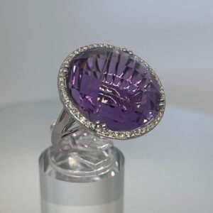 Sortija de Oro Blanco con Amatista y Diamantes.