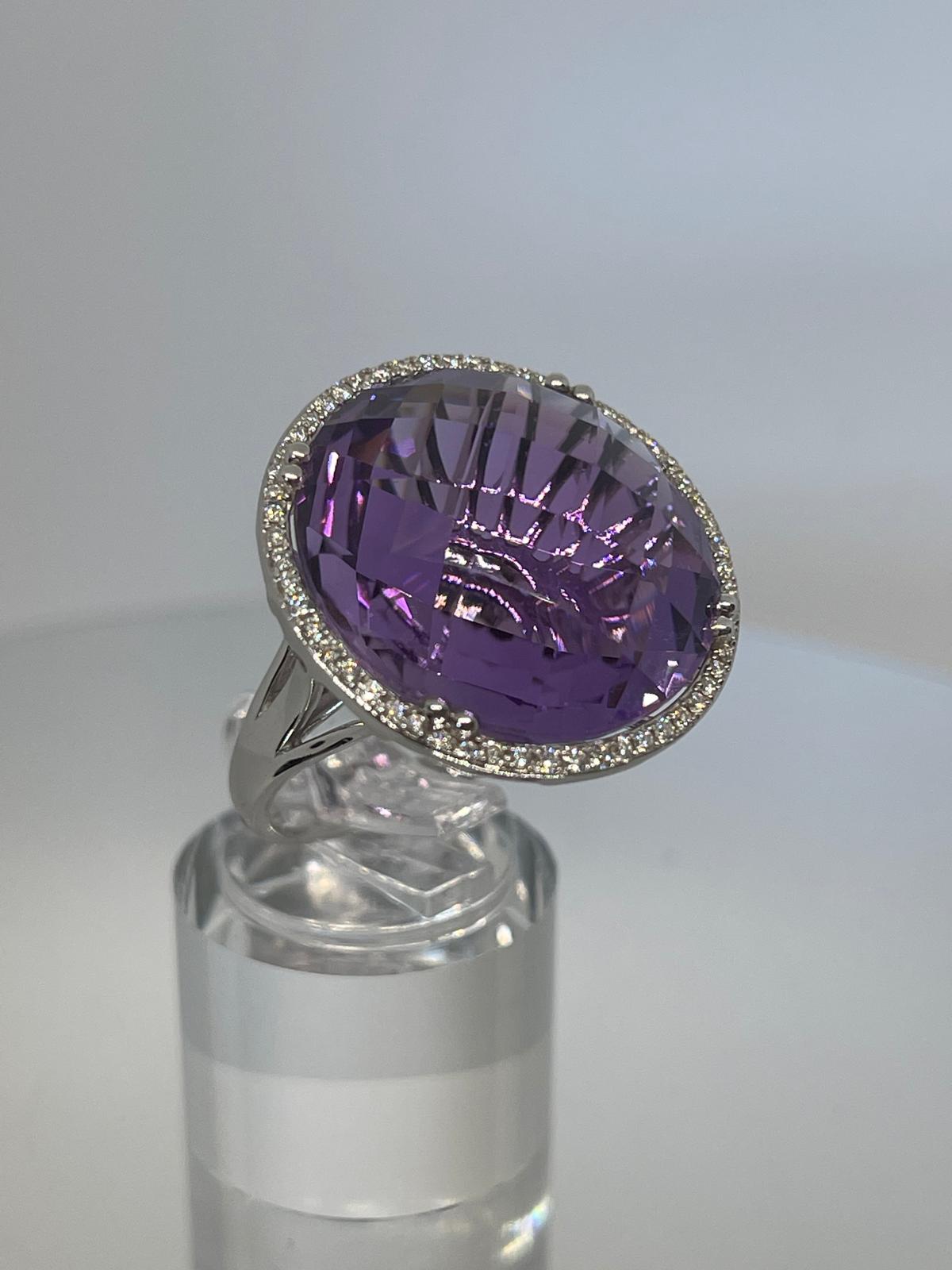 Sortija de Oro Blanco con Amatista y Diamantes.