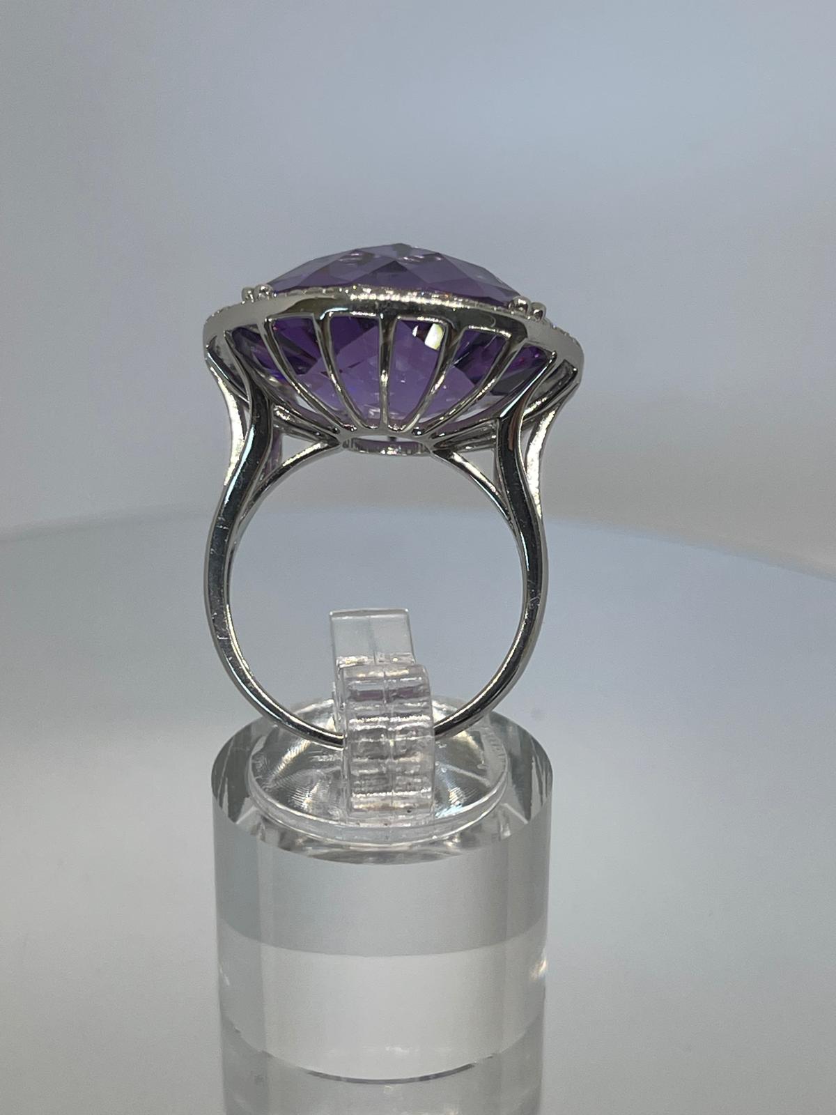 Sortija de Oro Blanco con Amatista y Diamantes. - Imagen 5