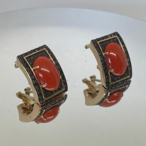 Pendientes de Oro con Diamantes Negros y Coral.