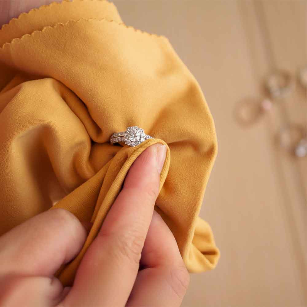 Joyas siendo limpiadas. Joyerías Rico Joyas siendo limpiadas. Joyerías Rico