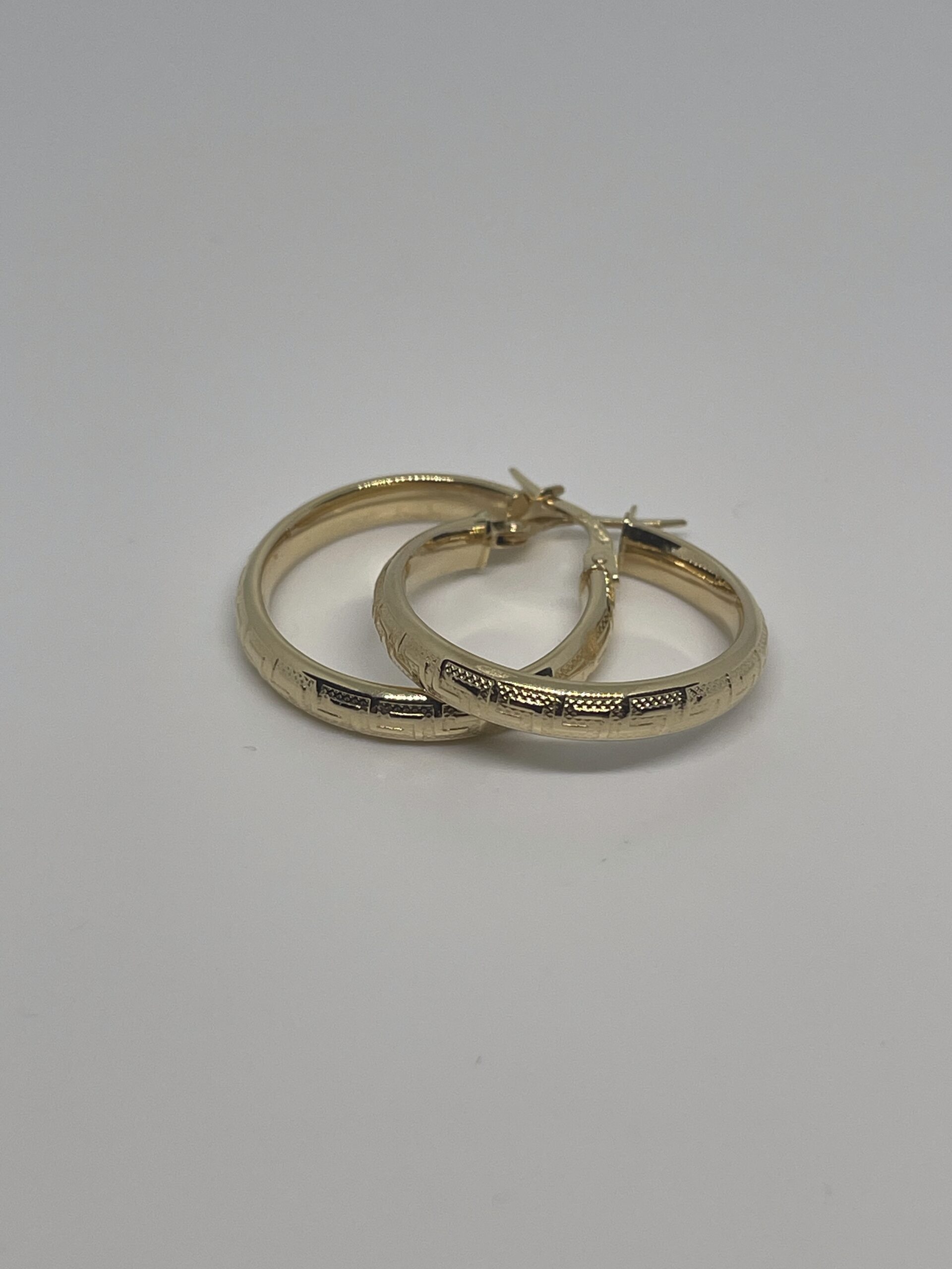 Pendientes Criolla de Oro con Greca Clásica, Estilo Elegante.