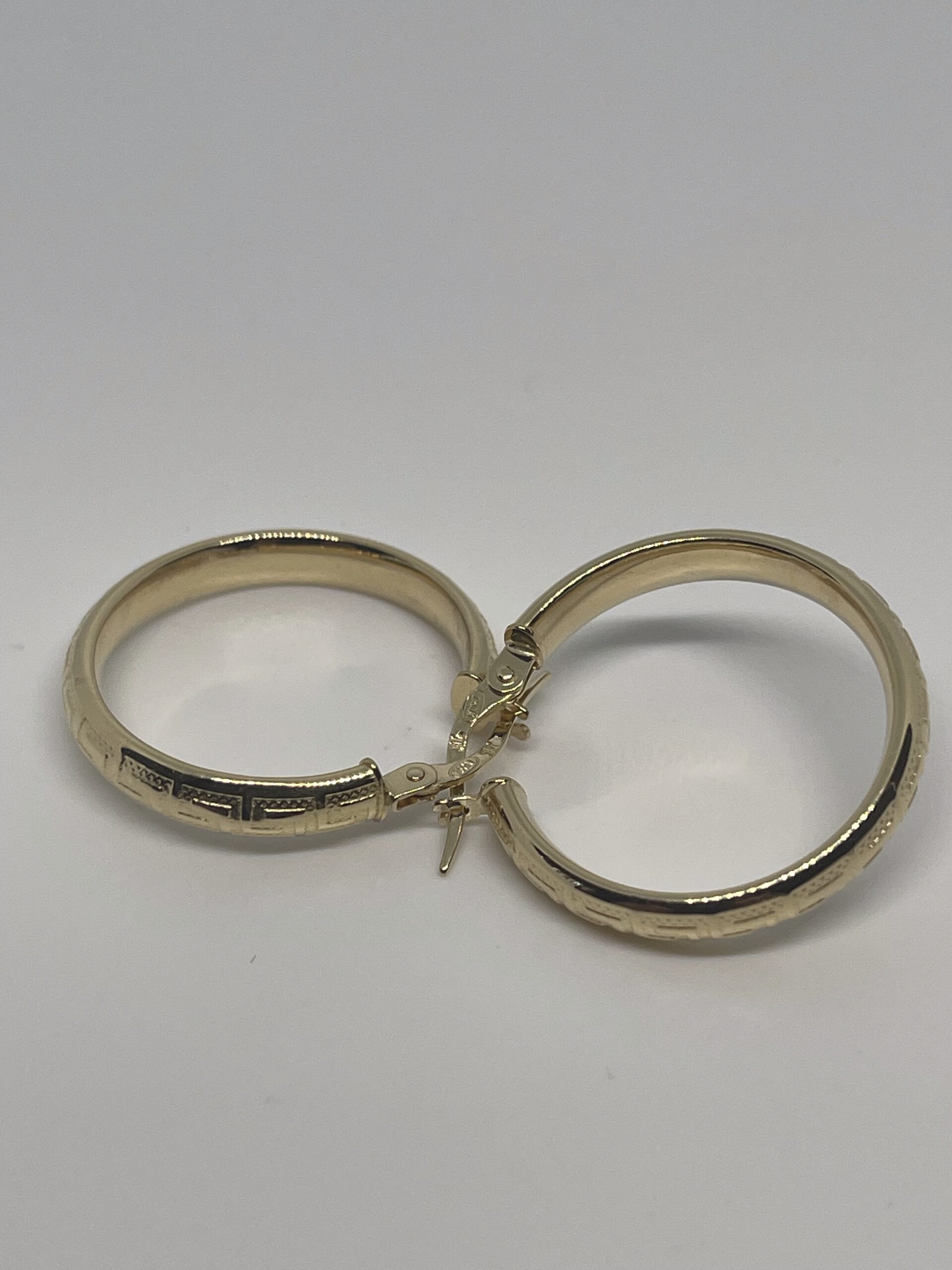Pendientes Criolla de Oro con Greca Clásica, Estilo Elegante. - Imagen 2