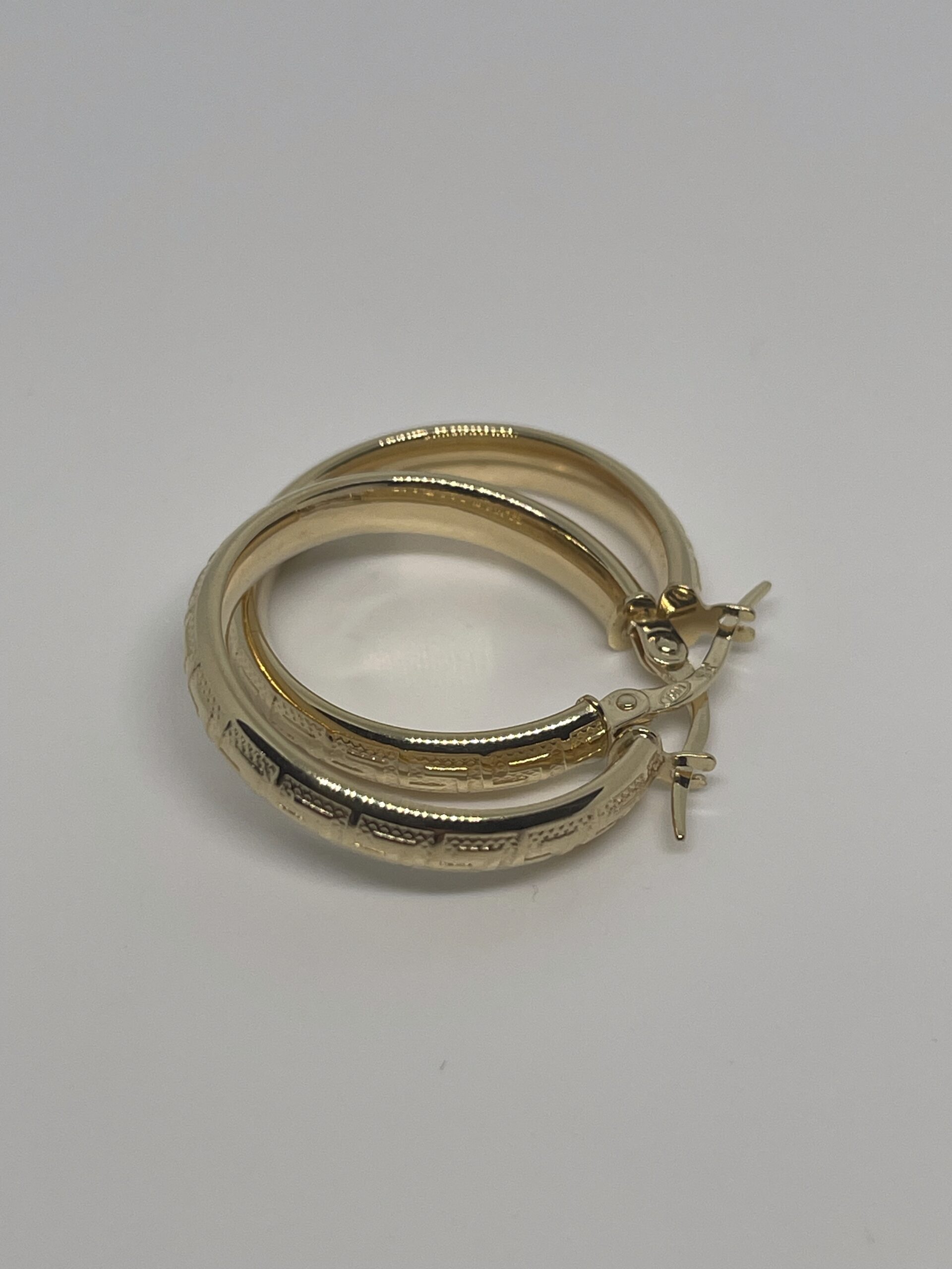 Pendientes Criolla de Oro con Greca Clásica, Estilo Elegante. - Imagen 3