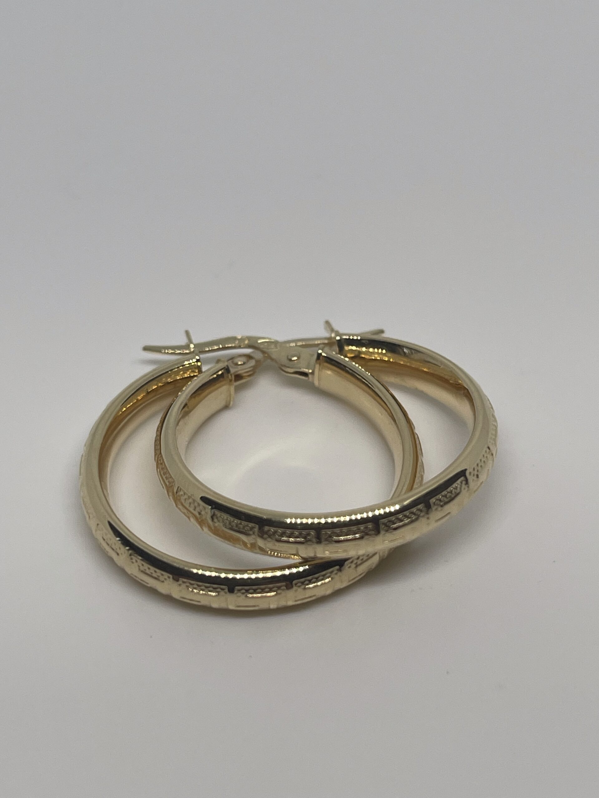 Pendientes Criolla de Oro con Greca Clásica, Estilo Elegante. - Imagen 4