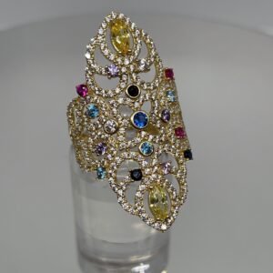 Sortija de Oro con Piedras de Color y Diseño Calado y Elegante
