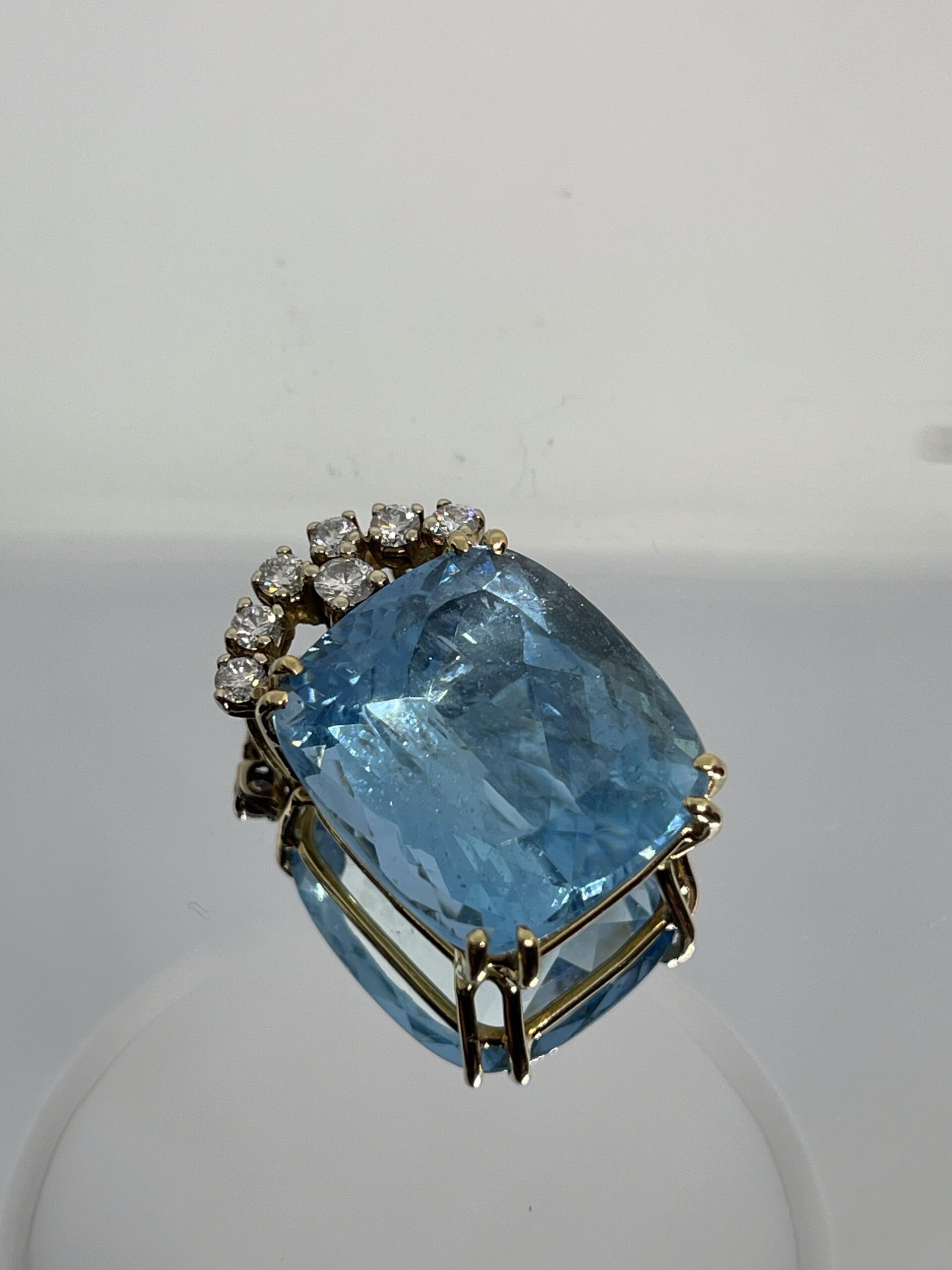 Colgante de Aguamarina Imperial de 25ct y Diamantes.