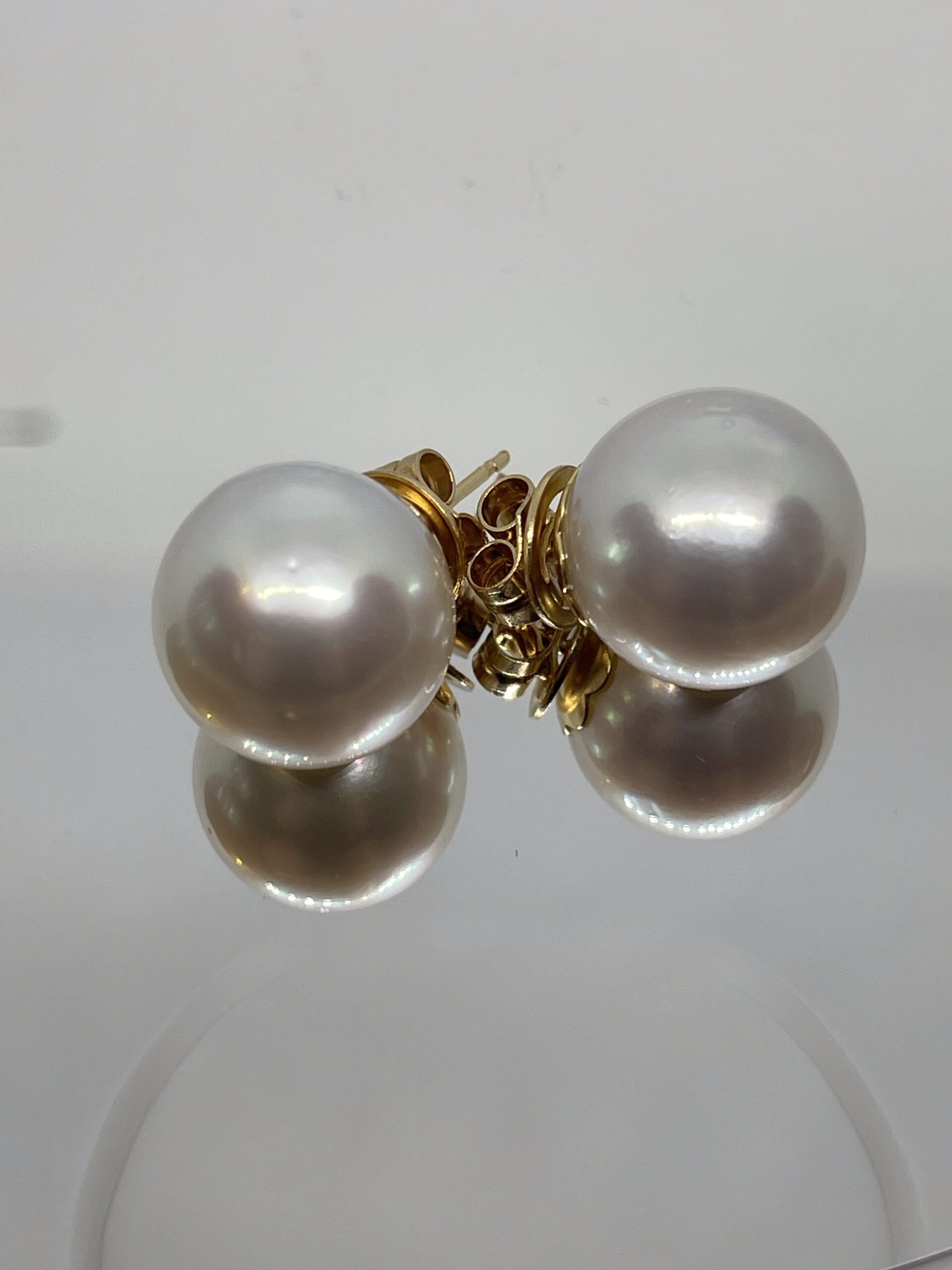 Pendientes de Oro de Alta Joyería con Perlas Cultivadas de los Mares del Sur 14mm