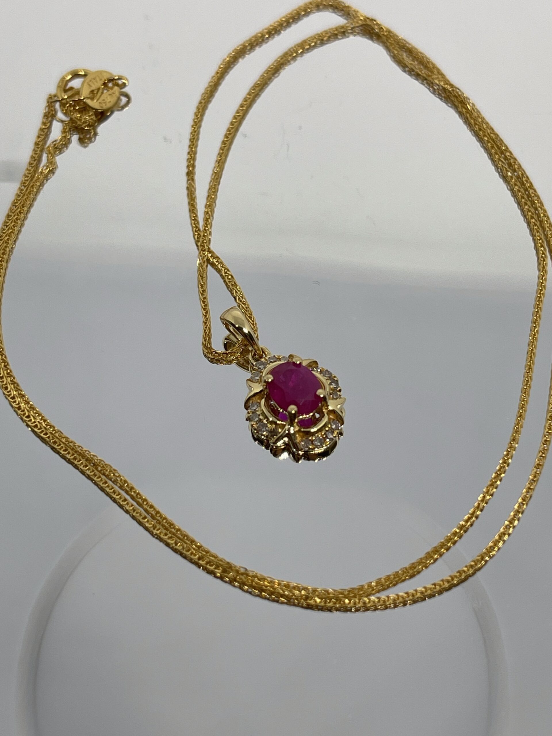 Colgante de Oro con Rubí Oval y Halo de Diamantes Champagne - Imagen 2