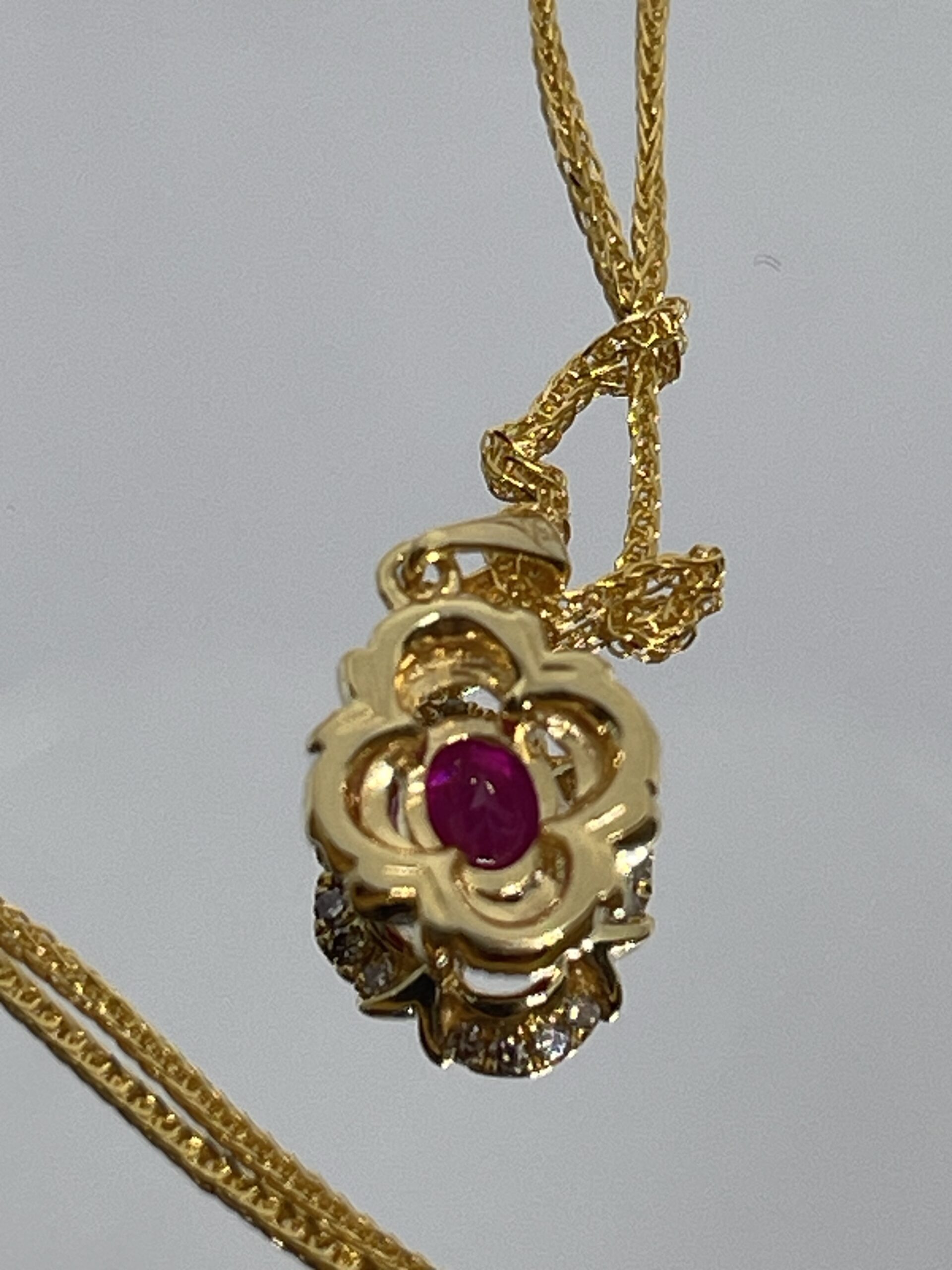 Colgante de Oro con Rubí Oval y Halo de Diamantes Champagne - Imagen 3