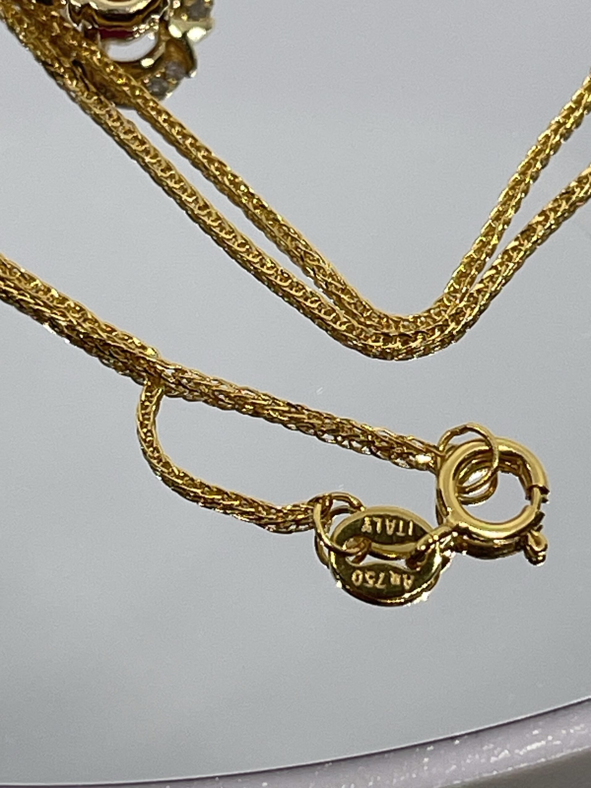 Colgante de Oro con Rubí Oval y Halo de Diamantes Champagne - Imagen 4